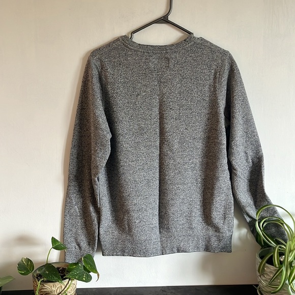 Roots salt and pepper crew neck sweater, size medium. - Picture 3 of 3